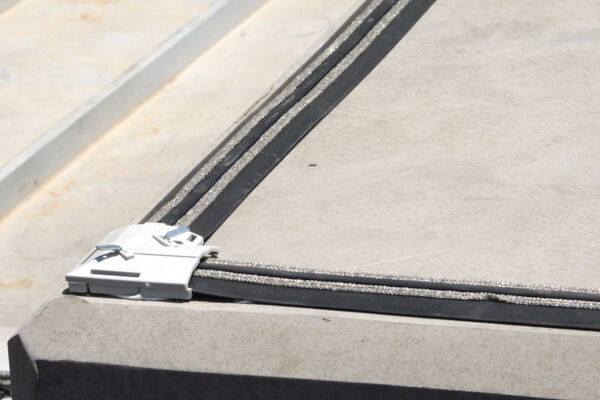 Flat track corner connection