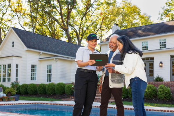 technician with customers